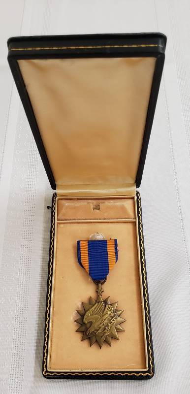 lot 2785 image: WWII Air Medal in Case (no lapel pin or ribbon)