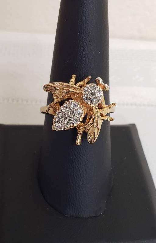 lot 2822 image: Ladies Ring - Size 8 34 - 18K HGE - Clear Eyed Honeybee