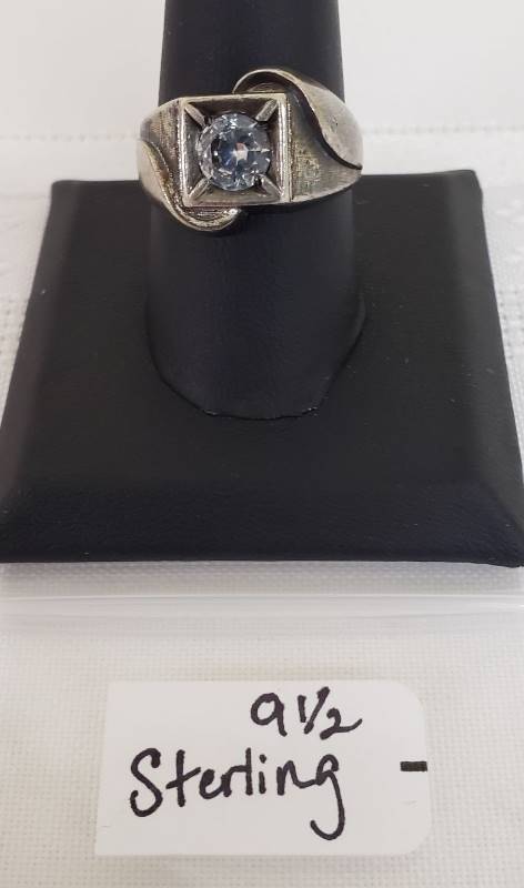lot 2827 image: Mens Sterling Silver Ring - Size 9 12