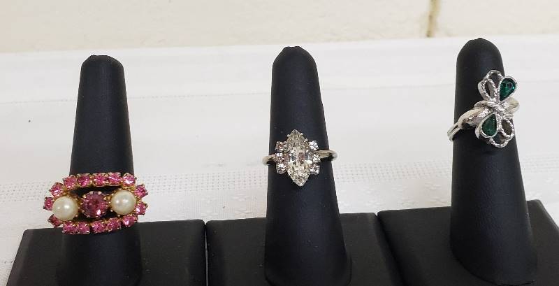lot 2828 image: Lot of 3 Adjustable Ladies Costume Rings