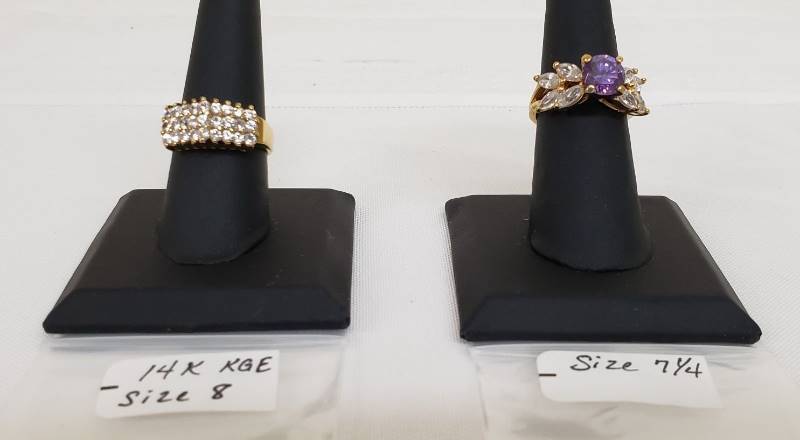 lot 2832 image: Lot of 2 Ladies Costume Rings - Sizes in Pictures
