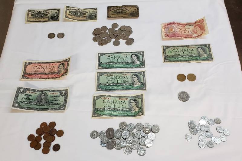 lot 2852 image: Lot of Canadian Currency - Coins & Paper - some oldsome new