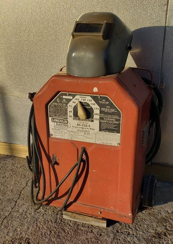 lot 2885 image: Lincoln 220V Welder with Welding Helmet