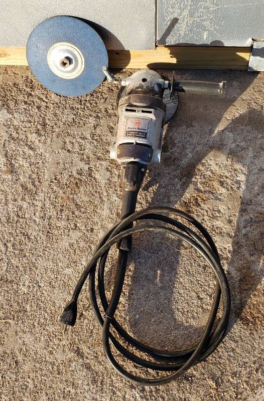 lot 2886 image: Large Black & Decker 7 in. Heavy Duty Angle SanderGrinder