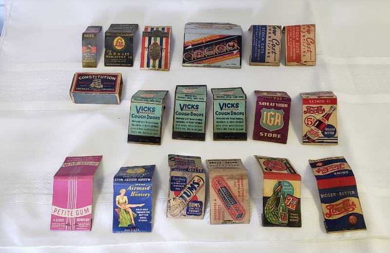 lot 2891 image: Lot of Vintage 1940s - 1950s Matchbook Covers - Various Items and Places (18 items)