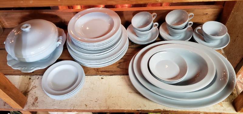 lot 2922 image: Lavender by Wedgewood China Set (discontinued in 1974) - 44 pieces - no chips