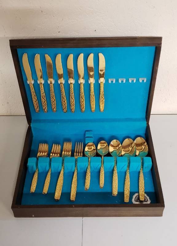 lot 2926 image: 50 piece Americana Golden Hertiage Flatware in Wood Box