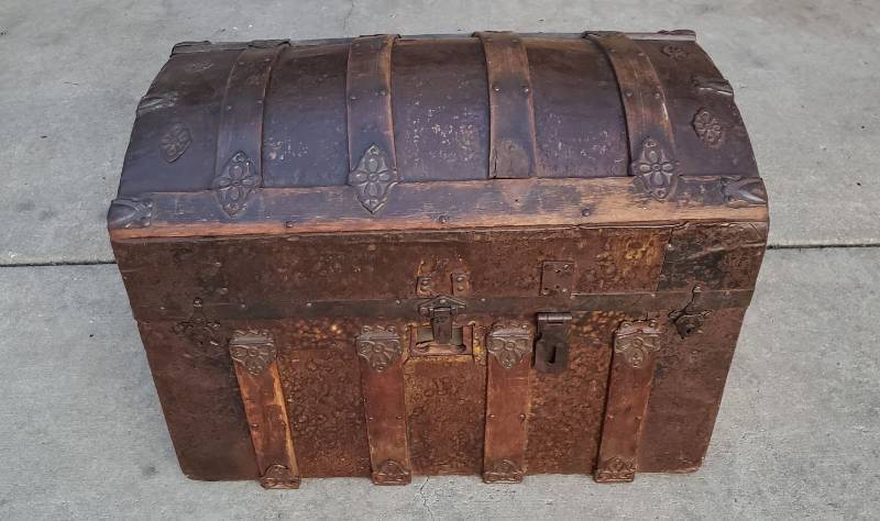 lot 2949 image: Camelback Streamer Trunk - 28 in. x 18 in. x 22 in. - no interior tray