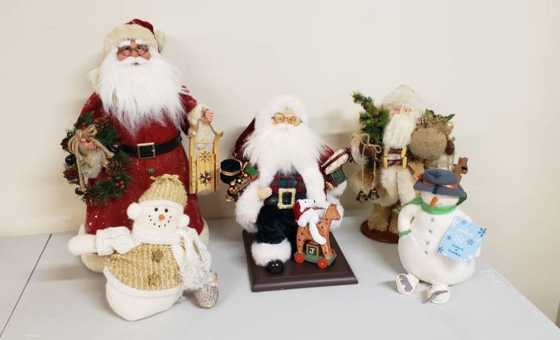 lot 2965 image: Lot of 3 Santas and 2 Snowmen - Santas are 13-18 in. tall