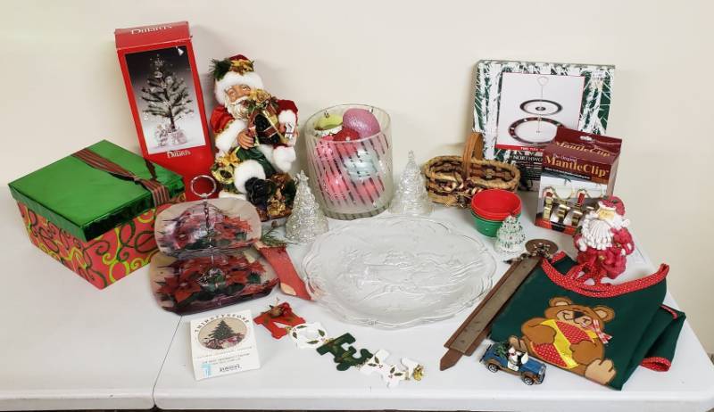 lot 2967 image: Lot of Christmas Decor II - packed into a Tote