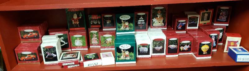 lot 2982 image: Lot of Hallmark Keepsake Ornaments - Assortment