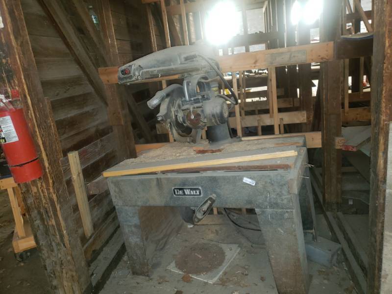 lot 1526 image: LARGE commercial Dewalt radial arm saw