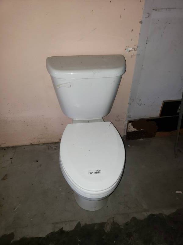 lot 1424 image: Toilet