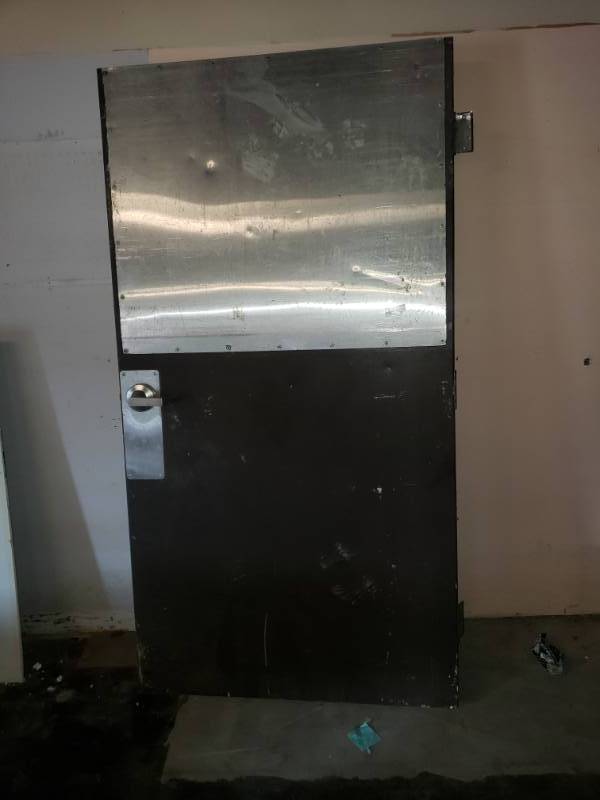 lot 1425 image: Metal exterior door
