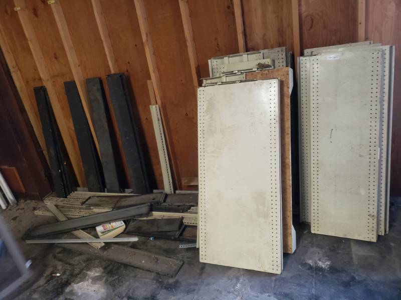 lot 1429 image: Gondola shelving- uprights & shelves