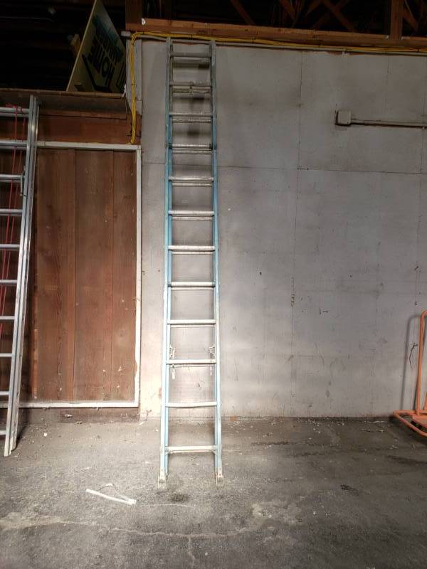 lot 1453 image: Werner 24 ft fiberglass extension ladder