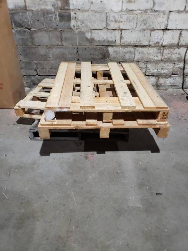 lot 1472 image: Stack of pallets
