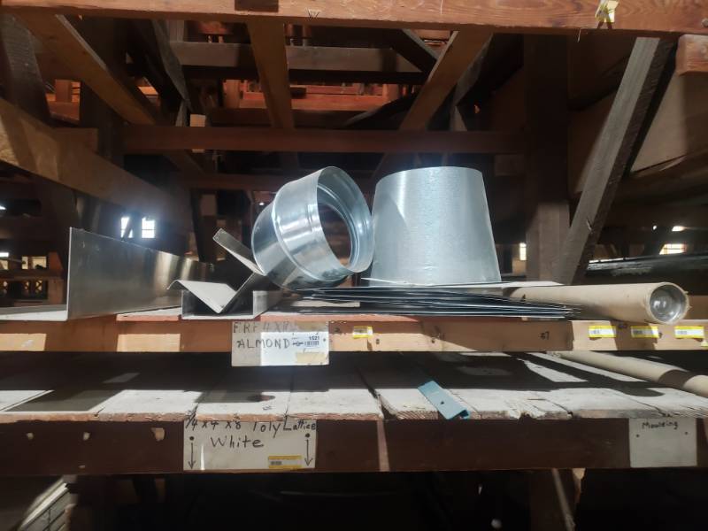 lot 1521 image: Assorted galvanized pieces