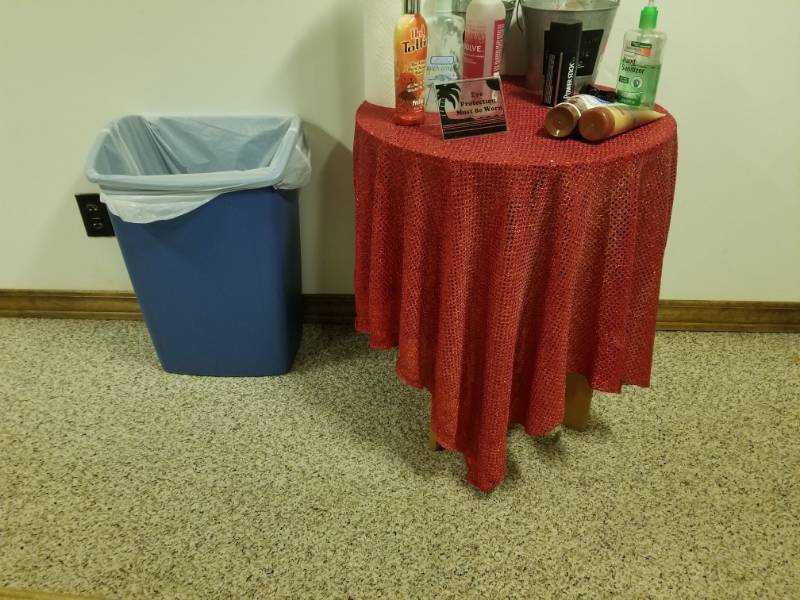 lot 6839 image: Trash Can, 21in Table