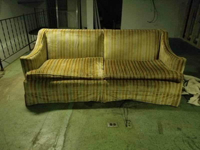 lot 6840 image: 82in x 36in Retro Couch