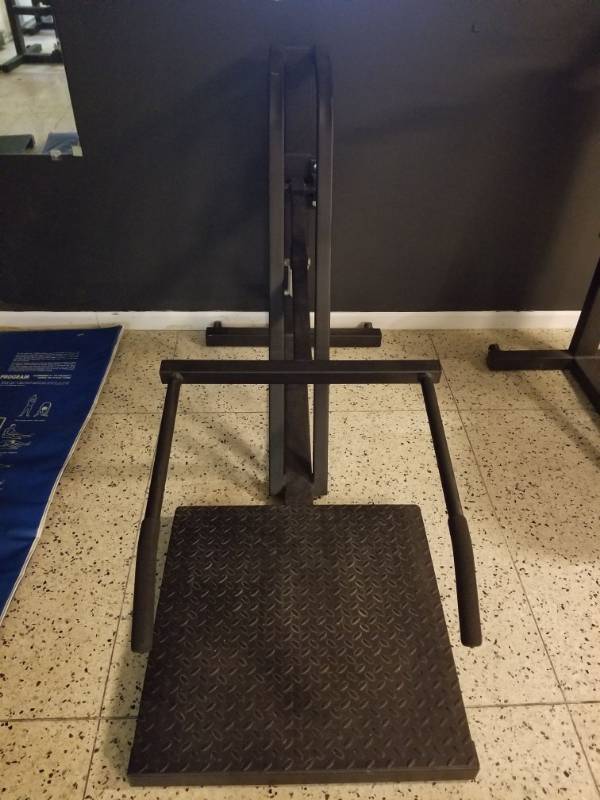 lot 6905 image: Squat Machine