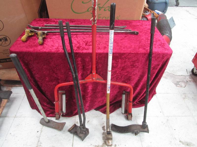lot 2805 image: HD Tire Changing ToolsTire Hammer Tire Irons, Tire Removal and Installation Tools