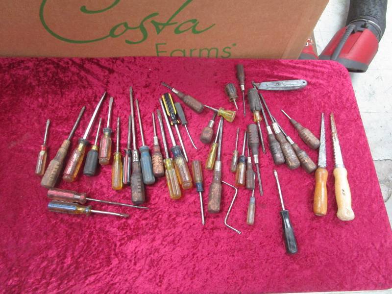 lot 2810 image: Screwdrivers  Hole Saws Lot