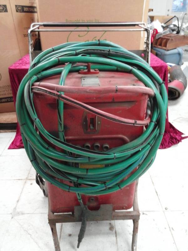 lot 2781 image: 285 Amp. Marquette Model 92 A.C. Arc Welder Fully Functioning