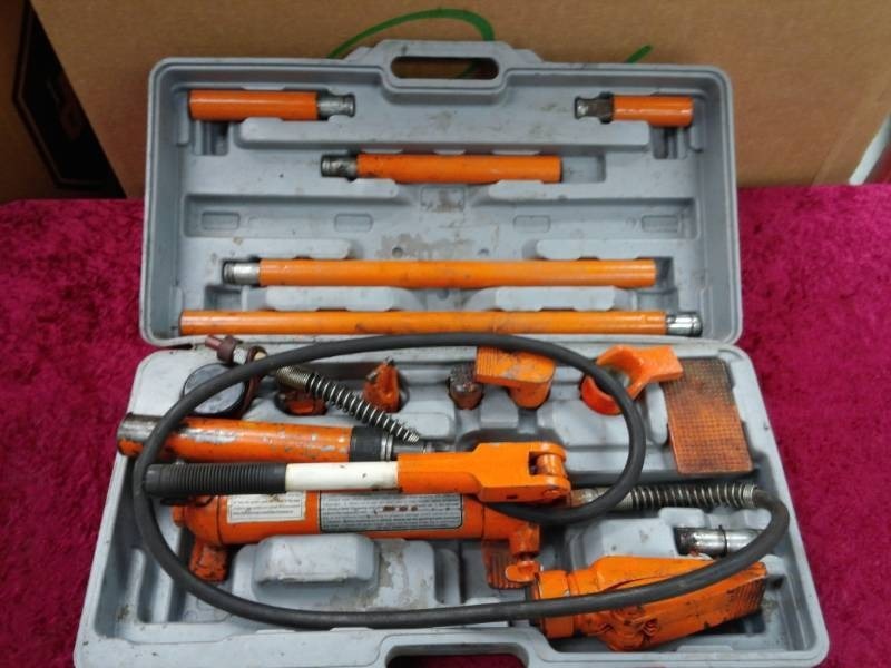 lot 2783 image: Central Hydraulics Item 4489X Portable Puller - 4 Ton