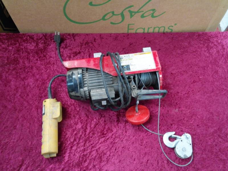 lot 2787 image: Chicago Electric Hoist 220lb  440lb #40765