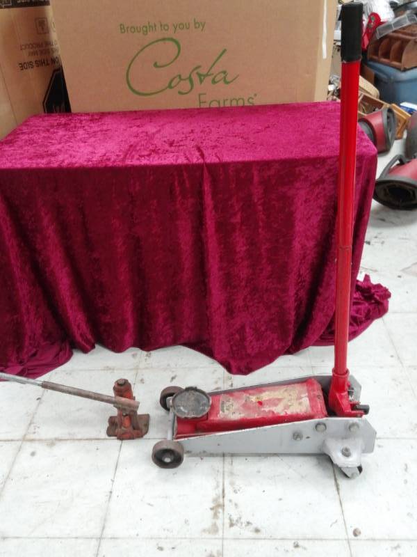 lot 2791 image: Hydraulic Floor Jack and Bottle Jack