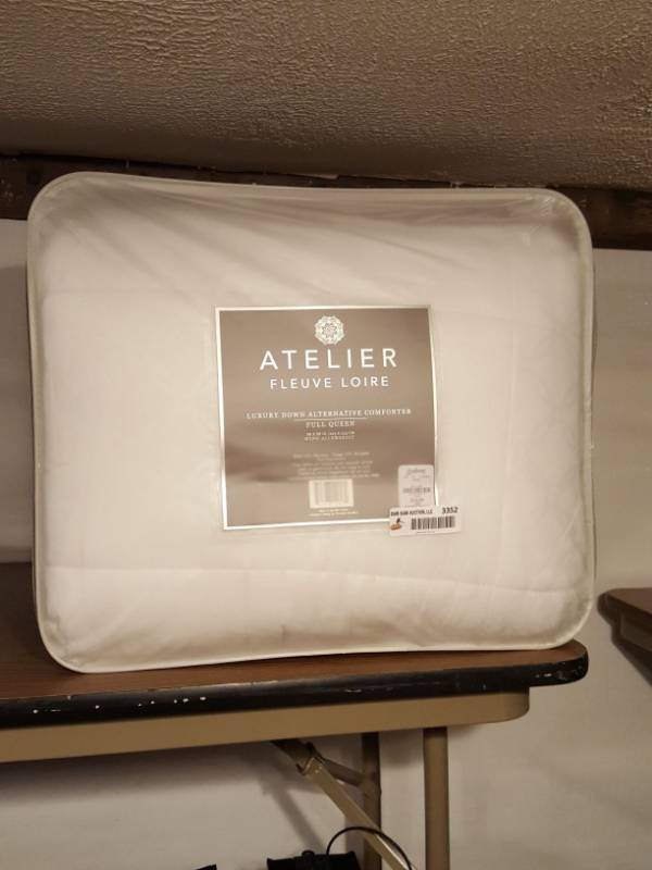 lot 3352 image: luxury down alternative comforter - full Queen