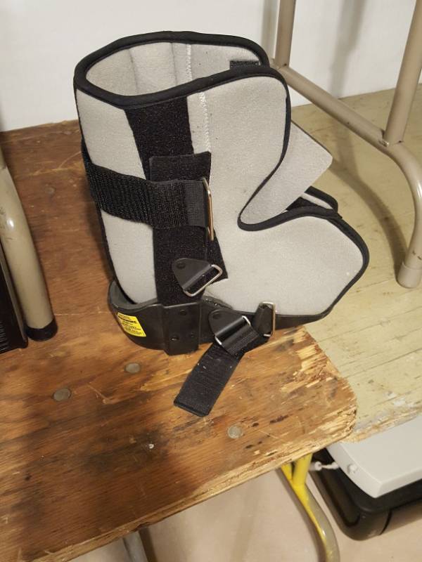 lot 3364 image: Step Lite easy Strider walking boot - size small