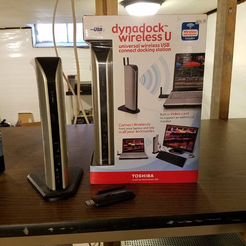 lot 3330 image: 2 dynadock Universal Wireless usb connect docking station