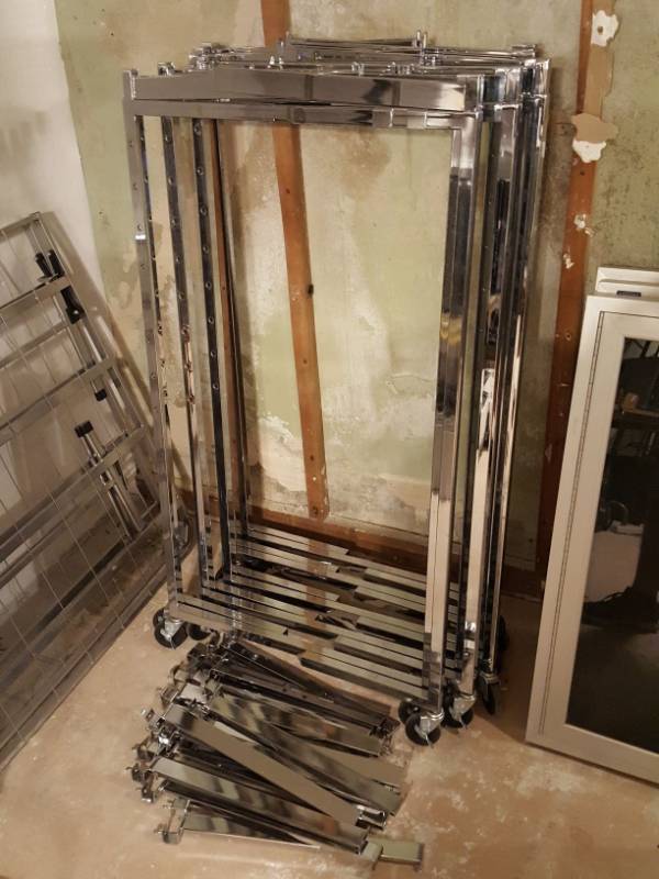 lot 3373 image: 5 eight way clothing racks