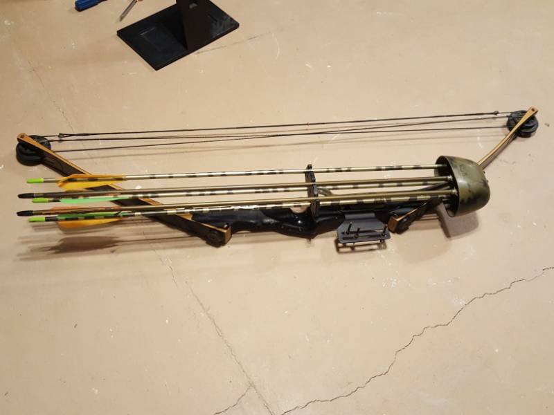 lot 3374 image: Fred Bear Compound Bow with arrows, Left hand hold Right hand Pull.