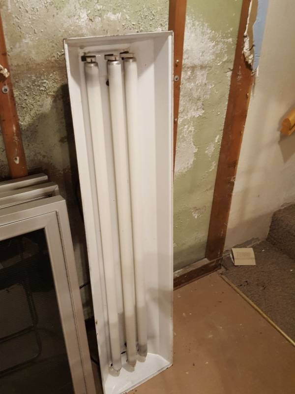 lot 3388 image: fluorescent light fixture - 4 ft 3 bulb