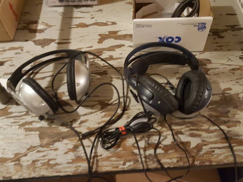 lot 3391 image: 2 pair of headphones