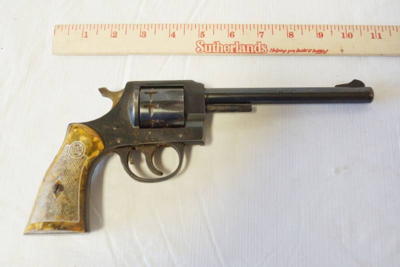 lot 7149 image: H&R M# 929 .22 Cal. Revolver SIDE-KICK with Leather Holster