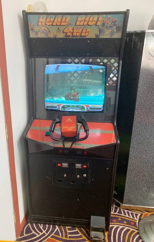 lot 9996 image: Road Riot 4wd Coin Operated Arcade Machine - Works on Quarters