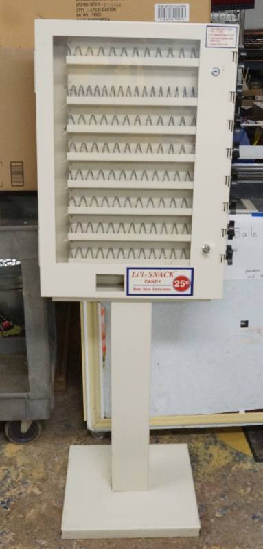 lot 3052 image: Pedestal Vending Machine - Peanut Butter Cup or Other Small Candies - Works, Clean w Key