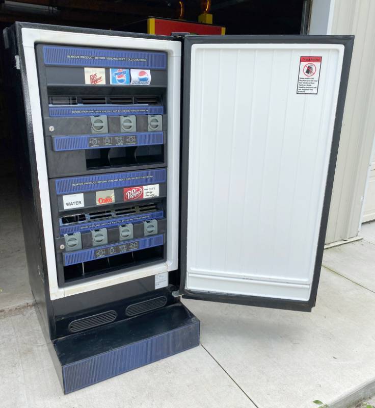 lot 7501 image: Cold Drink & Snack Vending Machine - very cool Vend it all