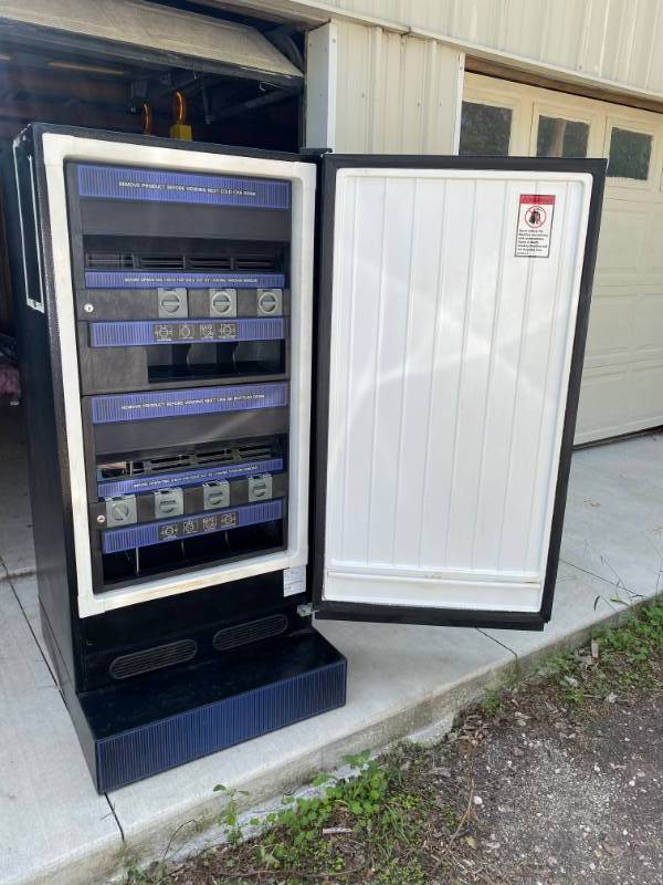 lot 7500 image: Cold Drink & Snack Vending Machine - very cool Vend it all