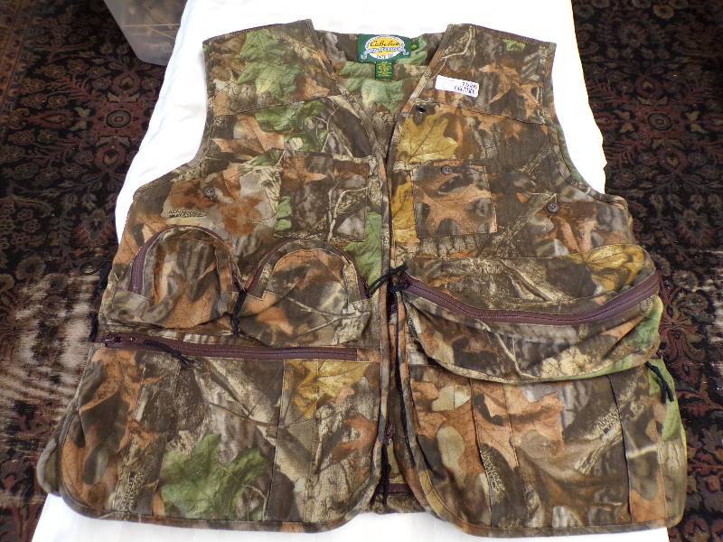 lot 1526 image: Cabelas XL Camo Hunt Vest w Bird Pouches