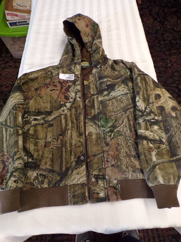 lot 1529 image: Cabelas Camo Jacket Hooded Insulated Lined sz L (youth)