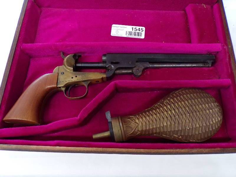 lot 1545 image: Black Powder 36 Cal Navy Model Revolver-No Cylinder w Powder Horn & Case (made in Italy)