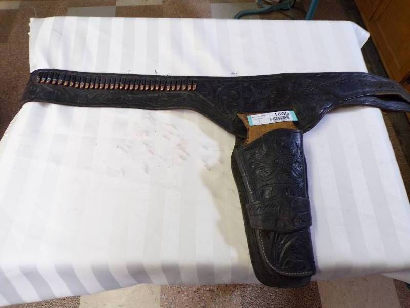 lot 1605 image: Leather Carved Holster w22 Ammo - Rare Find