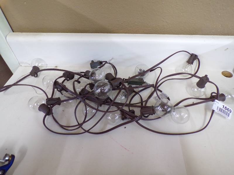 lot 1669 image: Outdoor Light String