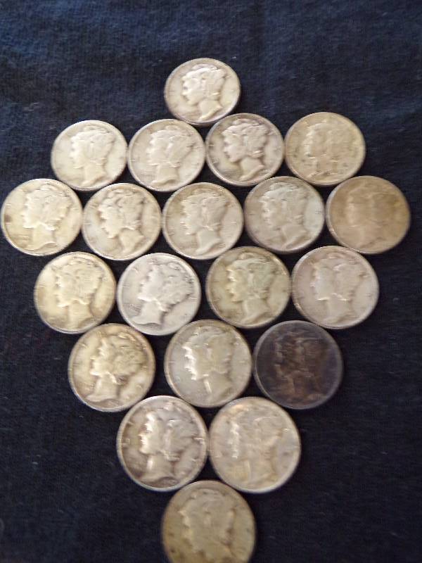 lot 3138 image: 20 - 1940s Mercury Dimes
