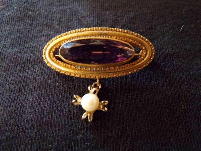 lot 3152 image: Gold (unmarked) Brooch wAmethyst set